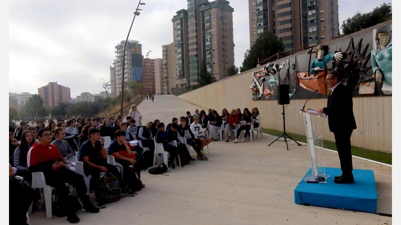 Benidorm conmemora el Dia de les Lletres Valencianes con una lectura de poemas junto a un centenar de alumnos de Secundaria
